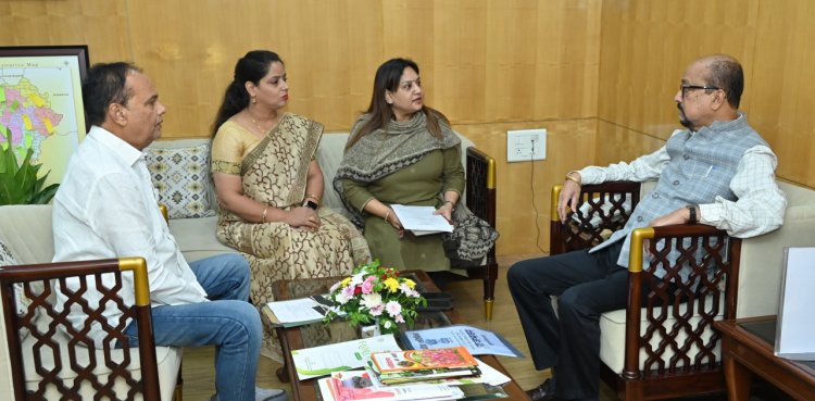 राज्यपाल श्री डेका से भारतीय रेडक्रॉस सोसायटी रायपुर के पदाधिकारियों ने भेंट की