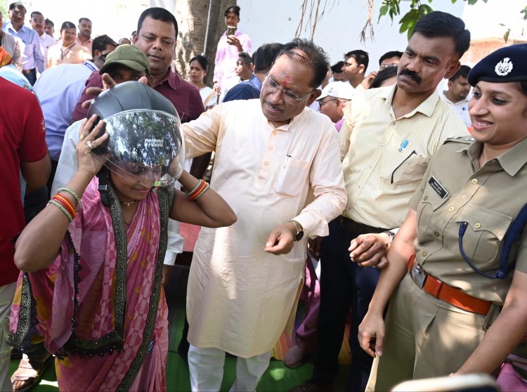 मुख्यमंत्री  विष्णु देव साय ने चौपाल में अपने हाथों से दो युवाओं को पहनाया हेलमेट