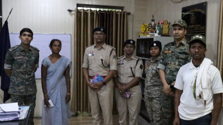 Surrender : 16 लाख के इनामी नक्सल दंपत्ति ने किया आत्मसमर्पण, माओवाद की राह छोड़ अपनाई मुख्यधारा