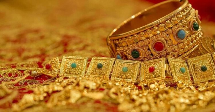 सोने की कीमत में गिरावट, चांदी हुई महंगी – जानें ताज़ा रेट और खरीदारी से जुड़ी जरूरी बातें