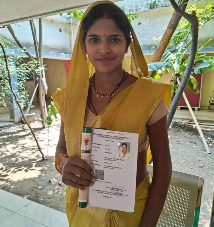 सुशासन तिहार में रीना यादव और सीमा बघेल को मिला नया राशनकार्ड