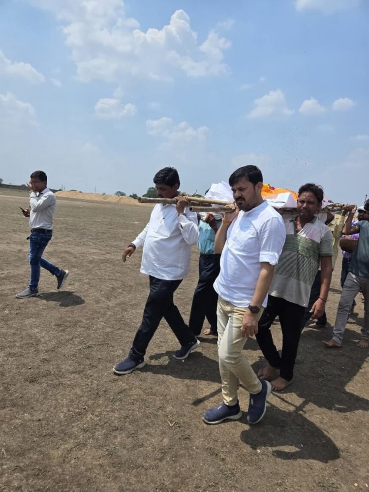 धरसींवा विधायक अनुज शर्मा ने सड़क हादसे में मृतकों को दी श्रद्धांजलि, अंतिम संस्कार में हुए शामिल