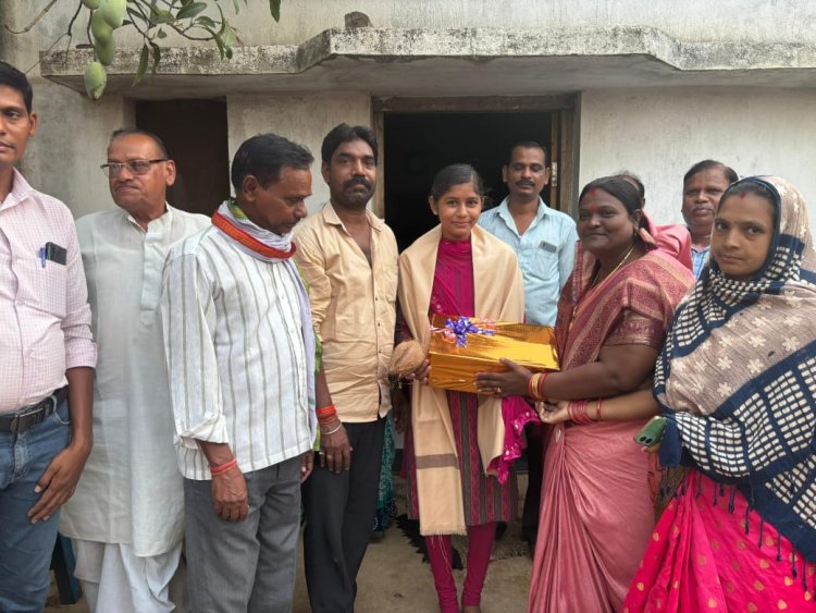 टॉपर बेटियों से भेंट करने पहुंची विधायक चातुरी नंद....शाल, श्रीफल एवं गिफ्ट भेंटकर किया सम्मानित