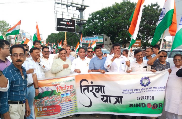 आतंकवाद पर विजय के बाद शहर में आयोजित तिरंगा यात्रा में शामिल हुए चेंबर अध्यक्ष  सतीश थौरानी एवं चेंबर पदाधिकारिगण