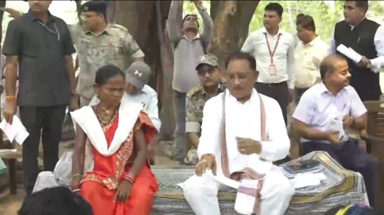 छत्तीसगढ़ के घोर नक्सल प्रभावित इस गांव पहुंचे सीएम साय, इमली पेड़ के नीचे चौपाल लगाकर ग्रामीणों से किया संवाद