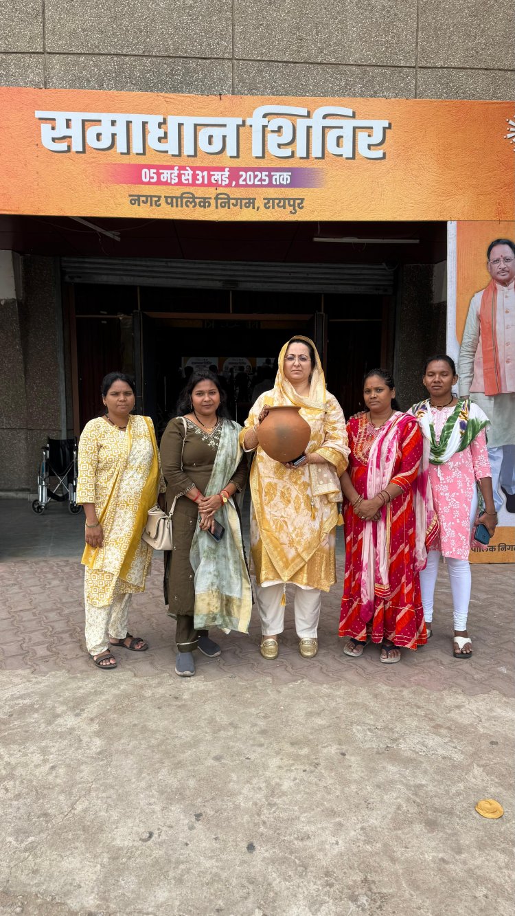 पार्षद अर्जुमन ढेबर ने वार्ड में जल संकट की समस्या पर निगम पर उठाए सवाल समाधान शिविर में शिकायतकर्ताओं के साथ खाली मटका लेकर किया प्रदर्शन