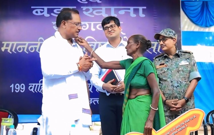 यह दृश्य केवल एक पक्का घर मिलने की ख़ुशी नहीं, बल्कि शासन पर एक माँ का वात्सल्यपूर्ण विश्वास था।