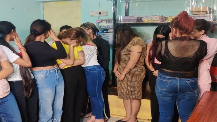 राजधानी के दो होटलों में पुलिस की रेड, पश्चिम बंगाल, उड़ीसा और छत्तीसगढ़ की 11 युवतियों समेत इतने पुरुष गिरफ्तार…