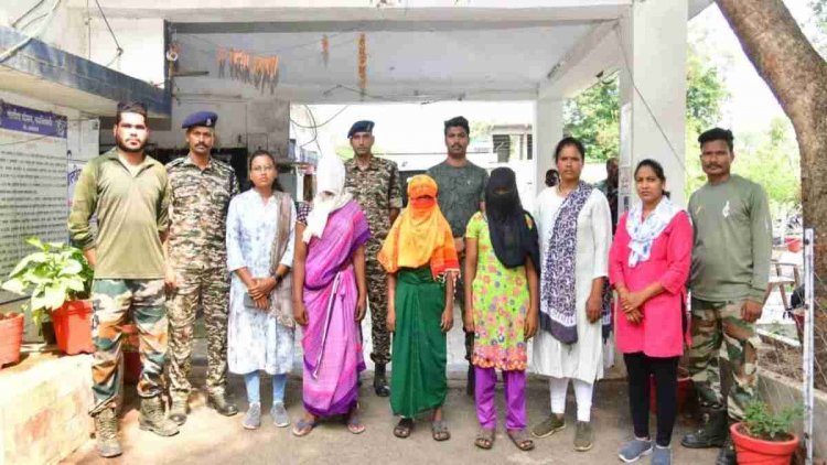 36 लाख के 5 इनामी नक्सली गिरफ्तार, बड़ी मात्रा में हथियार समेत दैनिक उपयोग की सामग्री जब्त