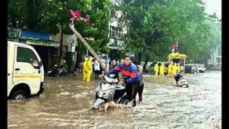  पुणे व बेंगलुरु शहर में भारी बारिश के चलते जलभराव से जनजीवन अस्तव्यस्त हो गया है। तापमान में उतार-चढ़ाव