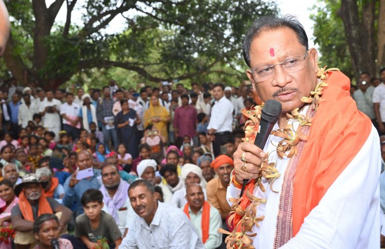 सुशासन तिहार: तेज हवाओं के बीच इस ग्राम में अचानक उतरा मुख्यमंत्री का हेलिकॉप्टर, CM साय के आगमन से गांव में खुशी की लहर, हुआ आत्मीय स्वागत….