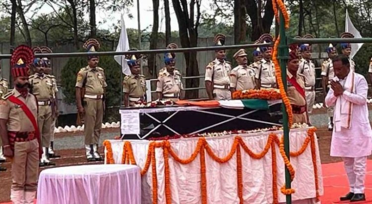 नक्सल ऑपरेशन में शहीद जवान को मुख्यमंत्री साय ने दी श्रद्धांजलि, विशेष विमान से गुजरात भेजा जाएगी पार्थिव देह
