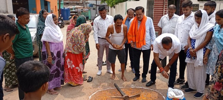 पार्षद एवं एमआईसी सदस्य अमर गिदवानी ने वार्ड 57 के अरविन्द नगर बस्ती में सतपथी चौक के समीप शीघ्र नई नाली, पुलिया निर्माण हेतु रहवासियों सहित किया भूमिपूजन