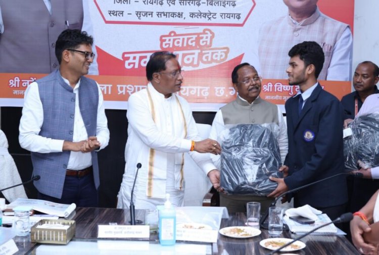 CG : मुख्यमंत्री विष्णुदेव साय ने 10 वीं-12 वीं के मेरिट में स्थान बनाने वाले जिले के 5 छात्रों को प्रदान किया लैपटाप