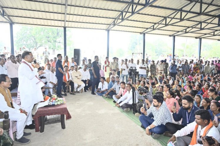 सुशासन तिहार: कांकेर जिले के इस ग्राम में उतरा मुख्यमंत्री साय का हेलिकॉप्टर, चारपाई में बैठकर ग्रामीणों से किया संवाद, करोड़ों के विकासकार्यों की दी सौगात….