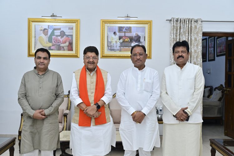 मुख्यमंत्री निवास में मध्यप्रदेश के केबिनेट मंत्री, वरिष्ठ नेता  कैलाश विजयवर्गीय  के साथ मुख्यमंत्री विष्णुदेव साय  से सौजन्य भेंट की।