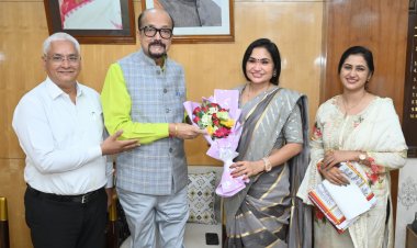 राज्यपाल श्री डेका से छत्तीसगढ़ राज्य केश शिल्प कल्याण बोर्ड की अध्यक्ष ने की सौजन्य भेंट