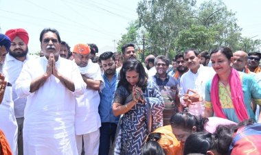 आने वाले समय में और भी बड़ी योजनाएं स्वीकृति की कतार में हैं-श्री मूणत  ## *शहीद भगत सिंह वार्ड में 65लाख रुपये के विकास कार्यों का भूमिपूजन*