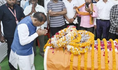 मुख्यमंत्री विष्णु देव साय ने शहीद एएसपी आकाश राव गिरपुंजे को उनके निवास पहुंचकर श्रद्धांजलि दी.
