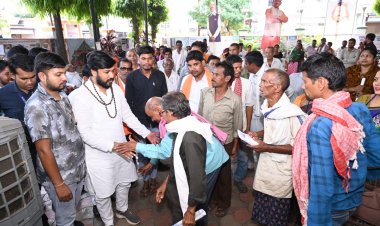 विधायक ने सुनी लोगों की समस्याएं,  मौके पर हुआ त्वरित समाधान प्रत्येक सप्ताह के भांति आरंग विधायक कार्यालय में जनदर्शन कार्यक्रम आयोजित किया गया