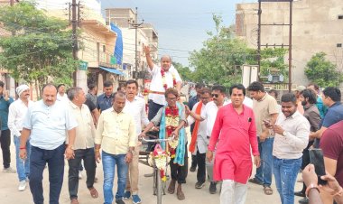 विधायक मिश्रा का अनोखा अंदाज रिक्शे पर सवार होकर पुलिया पार कर प्रारम्भ करवाया अवन्ति विहार कॉलोनी मुख्य मार्ग और आसपास के क्षेत्रों में अब जलभराव की समस्या नहीं आएगी, नई और चौड़ी पुलिया तैयार