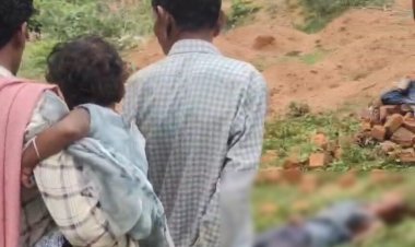 CRIME BREAKING : खून से लाल हुई दोस्ती : मामूली विवाद में दोस्त ने दोस्त को कुल्हाड़ी से काट डाला!