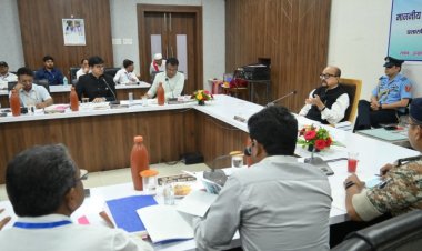 श्री डेका ने जिले के विकास कार्याे का किया अवलोकन एवं जिला स्तरीय अधिकारियों की ली समीक्षा बैठक