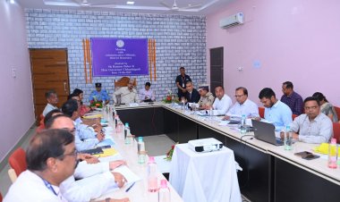 राज्यपाल श्री डेका ने बेमेतरा जिले में प्रशासनिक अधिकारियों के साथ बैठक