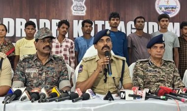 12 नक्सलियों ने किया सरेंडर, 26 लाख के इनामी माओवादी भी शामिल