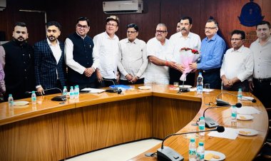 टीम कैट ने  पराग चकोर बोरकर, प्रिंसीपल कमिश्नर, सेन्ट्रल जीएसटी, से मुलाकात कर जीएसटी दिवस कॉन्क्लेव हेतु कैट के सुझाव का ज्ञापन सौंपा - कैट