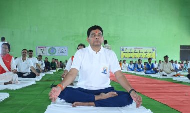 राजस्व मंत्री टंकराम वर्मा के साथ जिलेवासियों ने किया सामुहिक योगाभ्यास