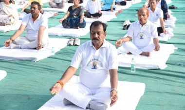 सांसद श्री बघेल के मुख्य आतिथ्य में योगाभ्यास किया गया