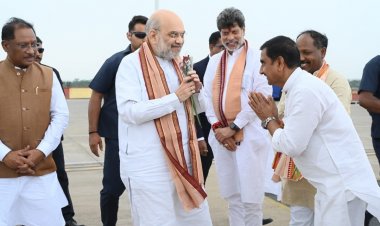 वरिष्ठ नेताओं और अधिकारियों ने अमित शाह को पुष्प भेंट कर उनका अभिवादन किया