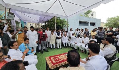 सचिन पायलट  शहीद एएसपी आकाश राव गिरिपुजे  को उनके निवास पर श्रद्धांजलि अर्पित करने पहुंचे
