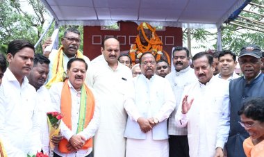 वीरांगना रानी दुर्गावती का बलिदान दिवस पर कृषि मन्त्री  रामविचार नेताम, केशकाल विधायक नीलकंठ नेताम, सभापति   राठौड़, अध्यक्ष अमर गिदवानी, पार्षद महेश ध्रुव ने किया नमन