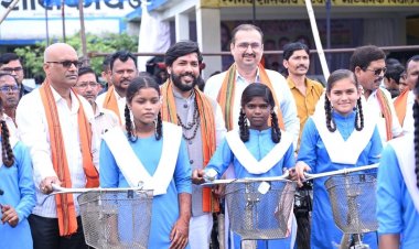 गांव–गांव में शिक्षा की अलख जगा रहे हैं गुरु खुशवंत साहेब – बच्चों को दिलाया विद्यालय प्रवेश, छात्राओं को मिली साइकिल