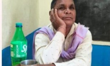 CG - स्प्राइट की बोतल में शराब लाकर जाम छलकाते नजर आए मास्टर साहब!
