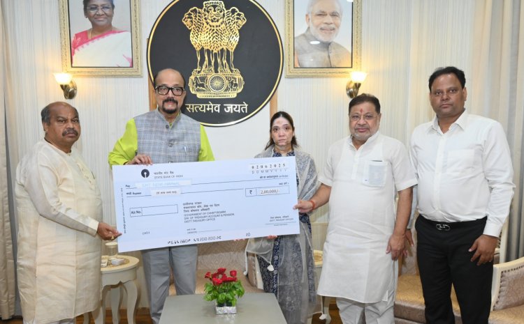 राज्यपाल श्री डेका ने पहलगाम आतंकी हमले में जान गंवाने वाले स्वर्गीय श्री अग्रवाल के परिजनों को दी 2 लाख रूपये की सहायता राशि