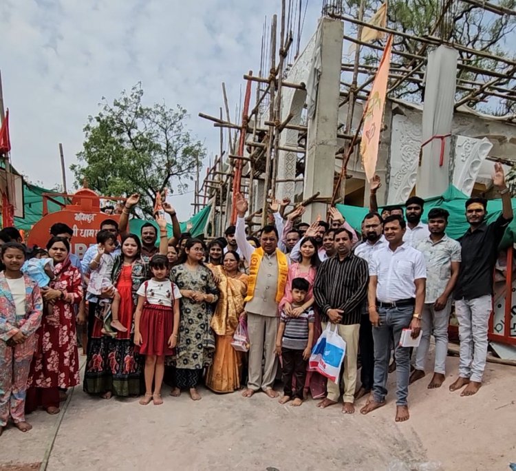 उद्योग मंत्री  लखन लाल देवांगन ने परिवार के साथ बागेश्वर धाम में की पूजा अर्चना, जिले और प्रदेशवासियों की खुशहाली की कामना की