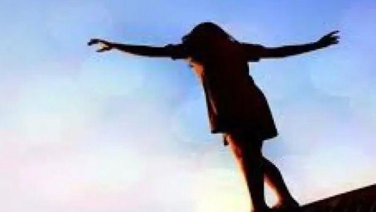 CG – युवती बॉयफ्रेंड से कर रही थी बात, अचानक हुआ कुछ ऐसा कि 6वीं मंजिल से लगा दी छलांग, इलाके में फैली सनसनी