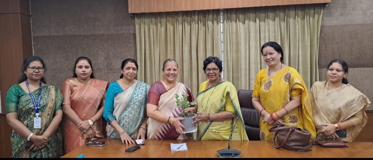 आज विश्व पर्यावरण दिवस के अवसर पर डॉ किरणमयी नायक ने पौधा देकर दिया शुभकामना।