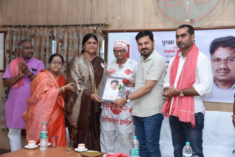 जनकवि लक्ष्मण मस्तुरिया की जयंती पर रायपुर प्रेस क्लब में ‘पुरखा के सुरता’ कार्यक्रम में शामिल हुए सुपरस्टार अनुज शर्मा