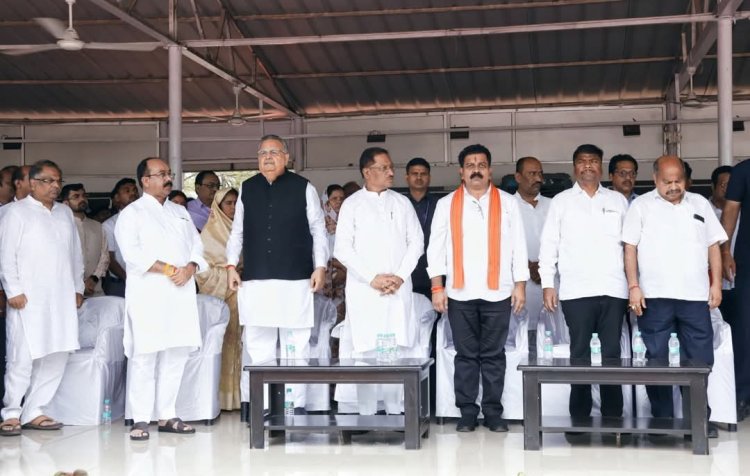 शहीद एएसपी आकाश राव गिरपुंजे के पार्थिव शरीर  पर पुष्पांजलि अर्पित कर उनकी वीरता एवं शौर्य को श्रद्धापूर्वक नमन किया। 