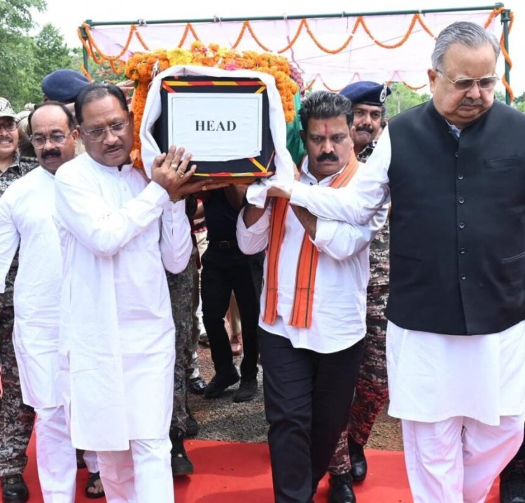 मुख्यमंत्री साय ने शहीद एएसपी आकाश राव गिरपुंजे को दी श्रद्धांजलि : पार्थिव शरीर को कंधा देकर दी अंतिम विदाई