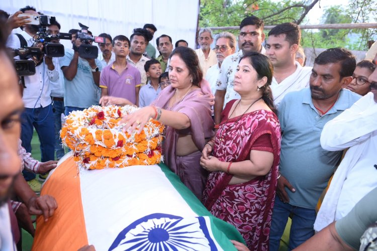 नक्सलियों के कायरतापूर्ण हमले में शहीद रायपुर निवासी एएसपी आकाश राव गिरपुजे की पार्थिव देह पर महापौर मीनल चौबे ने दी विनम्र आदरांजलि
