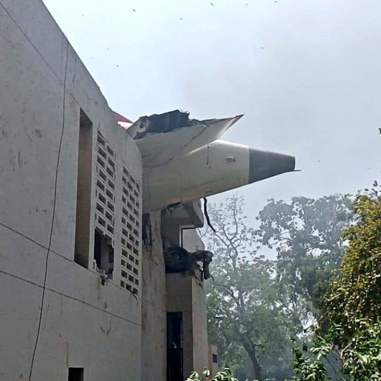 अहमदाबाद में बड़ा विमान हादसा! Air India का प्लेन क्रैश — आसमान में उठता दिखा काला धुआं