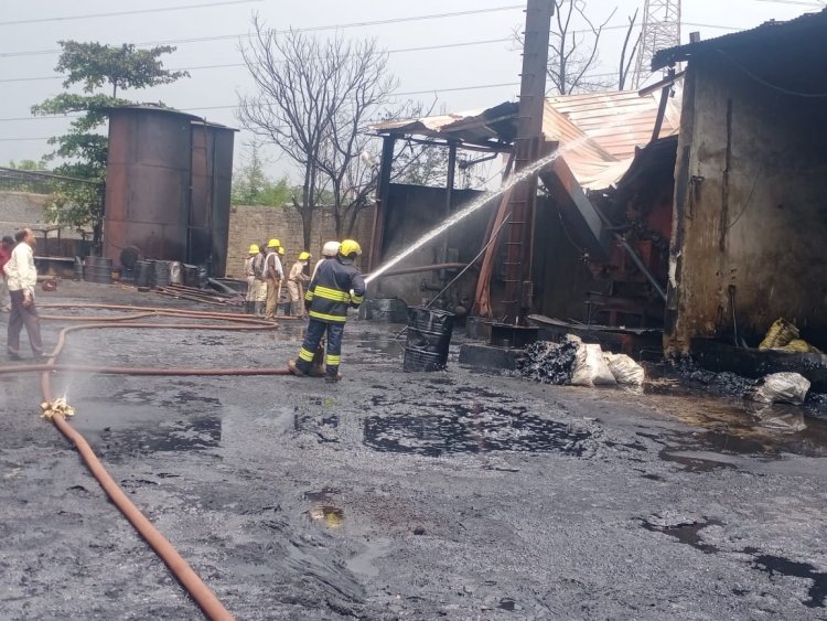 उरला इलाके के फैक्ट्री में लगी आग |