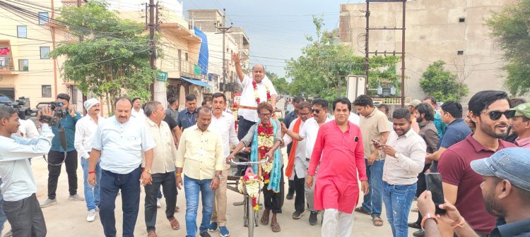 विधायक मिश्रा का अनोखा अंदाज रिक्शे पर सवार होकर पुलिया पार कर प्रारम्भ करवाया अवन्ति विहार कॉलोनी मुख्य मार्ग और आसपास के क्षेत्रों में अब जलभराव की समस्या नहीं आएगी, नई और चौड़ी पुलिया तैयार