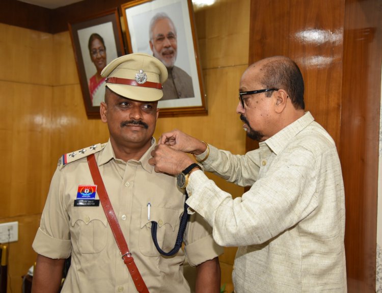 राज्यपाल रमेन डेका ने निरीक्षक नीलकिशोर अवस्थी को डीएसपी पद पर स्टार लगाकर दी शुभकामनाएं….