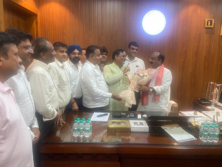 नगरी प्रशासन मंत्री अरुण साव से मिले पंडरी कपड़ा मार्केट एवं थोक बाजार निगम मार्केट डूमरतराई की समस्या के लिए चेंबर के पदाधिकारी